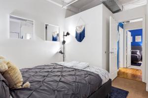 מיטה או מיטות בחדר ב-Trifecta 2BR Free Parking Modern Superhost