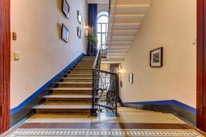 una escalera en un edificio con paredes azules y blancas en Sonata at Mayakovskogo, en San Petersburgo