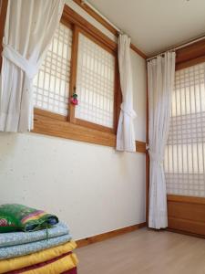 Postel nebo postele na pokoji v ubytování Jeongga Hanok