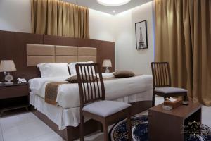 فندق حياة الأصايل في جدة: غرفة نوم بسرير كبير وكرسيين