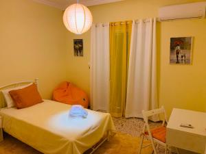 Small Apartment in Markopoulo center tesisinde bir odada yatak veya yataklar
