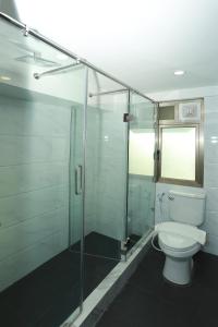 Bilik mandi di Hotel Rose Hill