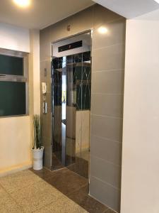 Bilik mandi di Hotel Rose Hill