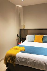 HOTEL TORRENT客房内的一张或多张床位
