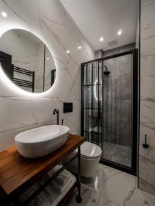 Un baño con lavabo, ducha e inodoro. en Blu Hotel, en Estambul 29 fotos más