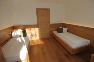 Postel nebo postele na pokoji v ubytování Ticklhof am See