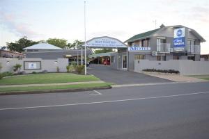 een lege straat voor een gebouw bij Best Western Bundaberg City Motor Inn in Bundaberg