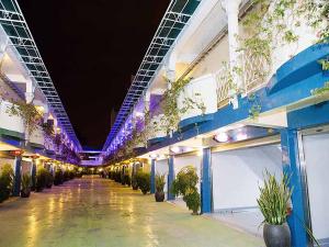 un couloir vide du bâtiment la nuit dans l'établissement Midi Motel Pingtung Branch, à Pingtung