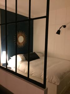 um quarto com uma cama com um espelho em Soo Cathédrale SooHome em Marselha