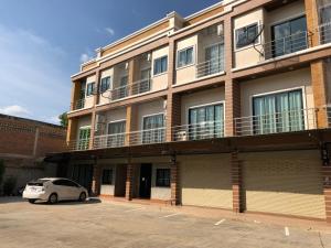 碧差汶Rabbit Hotel的一辆白色汽车停在一栋建筑物前