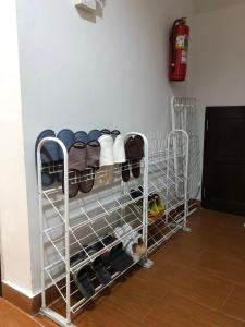 Rabbit Hotel客房内的一张或多张双层床