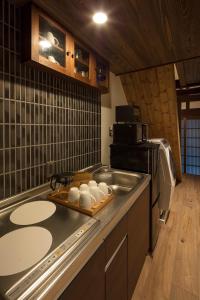 O bucătărie sau chicinetă la Sumitsugu Machiya House
