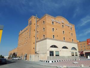 un bâtiment avec un panneau sur son côté dans l'établissement Al Muhaidb Residence Al Ahsa, à Al-Hassa
