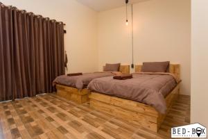 Postel nebo postele na pokoji v ubytování Bed Box