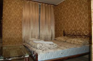 - une chambre avec un lit, une fenêtre et une table dans l'établissement Apartment on Stepana Bandery 37 Постійне електропостачання, à Lviv