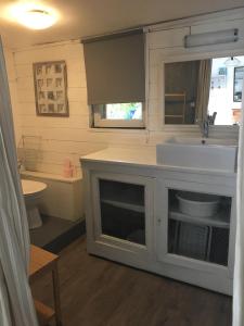 uma casa de banho com um lavatório e um WC em Studio Vue Mer - Idéal Voyageur Solo, à Vélo, à Pied em Perros-Guirec