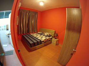 En eller flere senge i et værelse på D'Gaia Homestay Sandakan