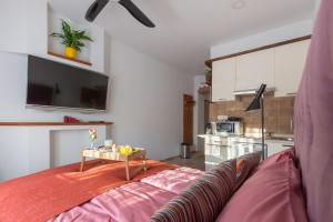 un salon avec un canapé et une table dans l'établissement Palace Apartments by ZGrent, à Zagreb