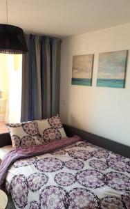 ein Schlafzimmer mit einem Bett mit Kissen darauf in der Unterkunft Luxe appartement on Mar Menor Golf Resort with Padel, Fitness, Wellness facilities in Torre-Pacheco + 27 Fotos