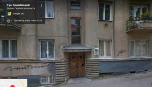 een gebouw met een deur aan de zijkant bij Apartament Basarab in Lviv