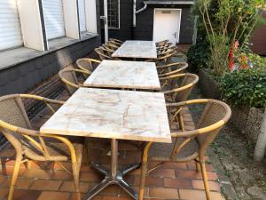 ハッティンゲンにあるHotel Westfälischer Hofのパティオ(テーブルと椅子付)