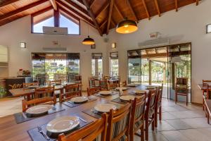 ein großes Esszimmer mit einem langen Tisch und Stühlen in der Unterkunft Pousada Barra Mar in Barra de Ibiraquera