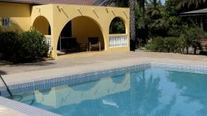 una piscina davanti a una casa di Tendinkoto Lodge a Sanyang