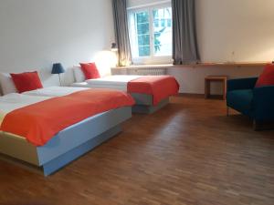 um quarto de hotel com duas camas e um sofá em Josephine's Guesthouse - ! WOMEN ONLY ! em Zürich