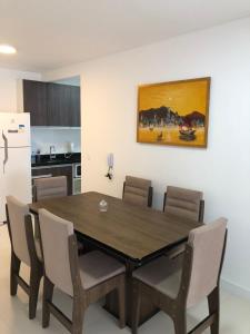 - une table à manger et des chaises dans la cuisine dans l'établissement 210 B Espelho das Aguas, à Florianópolis