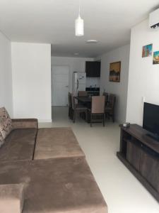 un salon avec un lit et une salle à manger dans l'établissement 210 B Espelho das Aguas, à Florianópolis