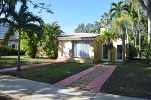 ein Haus mit Palmen und Bürgersteig in der Unterkunft Home in the Heart of Miami in Miami