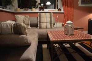 a living room with a couch and a coffee table at Bickbargen - Haus mit 4 Schlafzimmern und Platz in Halstenbek
