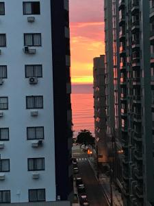 una vista del océano desde dos edificios altos en Apartamento com vista!, en Balneário Camboriú