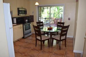 ein Esszimmer mit einem Tisch und Stühlen sowie eine Küche in der Unterkunft Home in the Heart of Miami in Miami