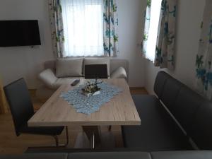 Televízia a/alebo spoločenská miestnosť v ubytovaní Ferienwohnung Paula