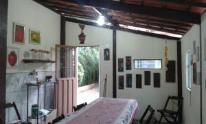 Habitación con cama en habitación con ventana en CASA DE CAMPO INTEIRA, en São Lourenço