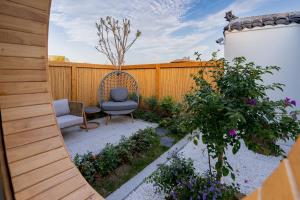 a backyard with a chair and a table and a fence at Su Xin Resort Inn in Zhangjiajie