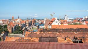 widok na miasto z wieloma budynkami w obiekcie WaterLane Island Hostel&Apartments w Gdańsku