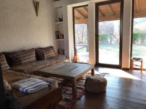 uma sala de estar com um sofá e uma mesa de centro em The Refuge em Bachevo