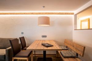 een eetkamer met een houten tafel en stoelen bij Haus am Rank in Oberstdorf