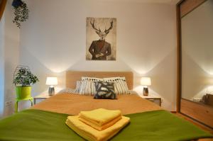 Ένα ή περισσότερα κρεβάτια σε δωμάτιο στο Młociny Metro Apartment