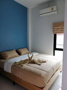 Postel nebo postele na pokoji v ubytování บ้านรวมสุข the Happiness
