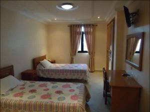 Llit o llits en una habitació de Brahmi Hotel