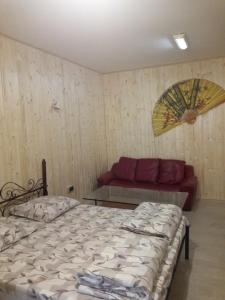 - une chambre avec 2 lits jumeaux et un canapé dans l'établissement Apartment on Stepana Bandery 37 Постійне електропостачання, à Lviv