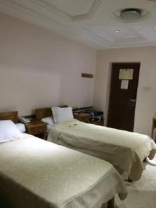 Säng eller sängar i ett rum på Brahmi Hotel