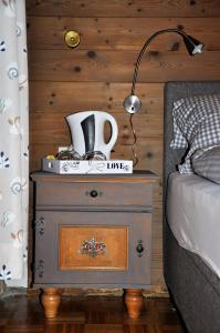 ein Nachttisch mit einer Lampe neben einem Bett in der Unterkunft Pension Hirsch in Lechbruck