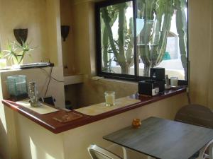 um bar com uma janela, uma mesa e cadeiras em Riad La Villa & Spa em El Jadida
