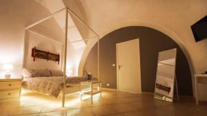 リポストにあるI Mori Sicilian Apartmentのベッドルーム(ベッド1台、鏡付)
