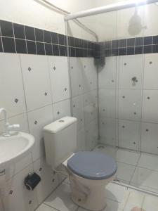 a bathroom with a toilet and a sink at Pousada Estrela Do Mar in Maragogi