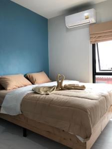 Postel nebo postele na pokoji v ubytování บ้านรวมสุข the Happiness